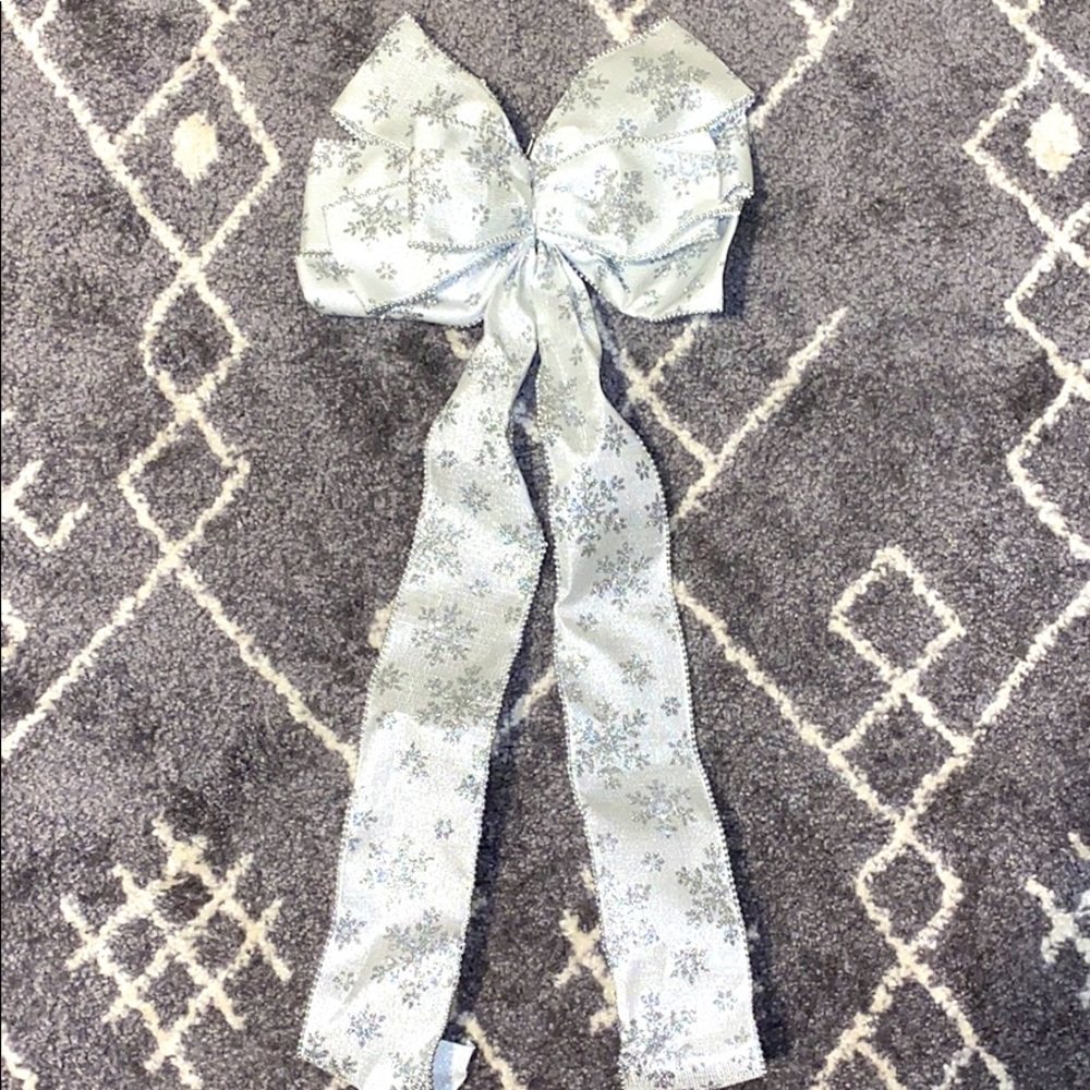 Tree topper bow